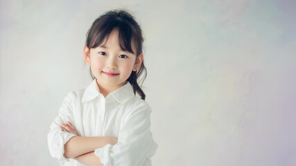 自信に満ちた女の子が腕を組んで微笑む - Powered by Adobe