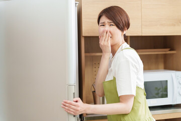 臭い冷蔵庫に悩む女性