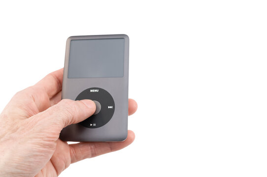 mano che utilizza un vecchio Apple iPod Classic, immagine primo piano isolata su sfondo bianco o trasparente