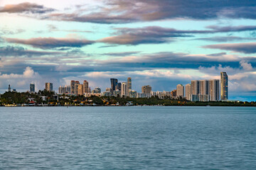 Obraz premium A panoramic view of Sunny Isles Beach, Florida, showcasing its impressive residential skyline against a dramatic sky.