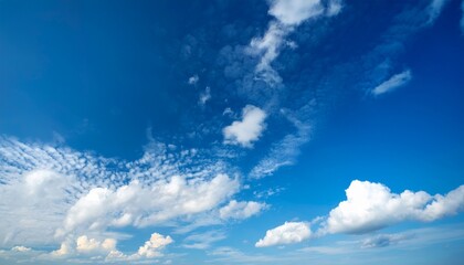 superbe ciel bleu et petits nuages blanc en ete