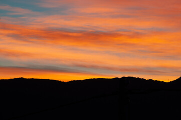 Paisaje de un crepúsculo con colores intensos