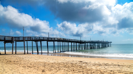 Obraz premium Tranquil Shoreline Landscape with Wooden Structure. Travel destination by the sea.