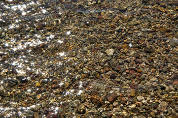 Piedras en el mar cantos rodados en cala Muli Menorca