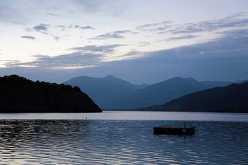Landschaft bei Sonnenuntergang am Lac Serre Poncon in den französischen Alpen im Sommer