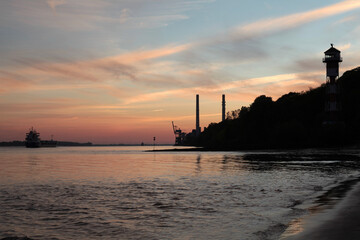 Obraz premium Hamburg Wittenberge an der Elbe bei sonnenuntergang