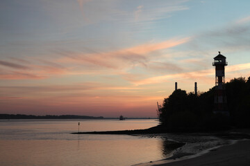 Obraz premium Hamburg Wittenberge an der Elbe bei sonnenuntergang