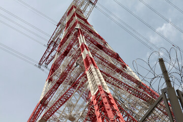 Detailaufnahme von einem Strommast an der Elbe