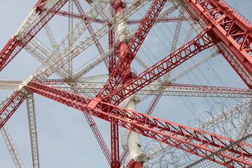 Detailaufnahme von einem Strommast an der Elbe