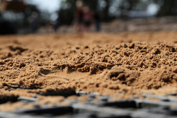Ein Reitplatz wird mit sand gefüllt und verteilt