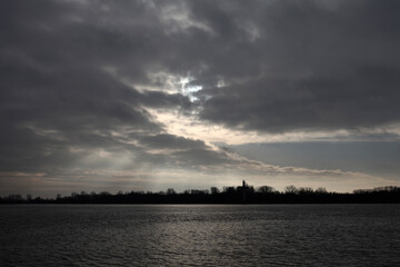 Dramatischer Sonnenuntergang in Norddeutschland