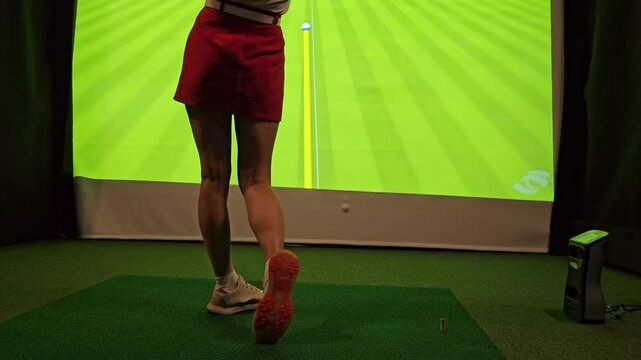 Golf swing practice indoors with high-tech simulation in a modern setup