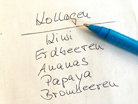 Notizen - Kollagen, Kiwi, Erdbeeren, Ananas, Papaya, Brombeeren - Handschrift und Kugelschreiber
