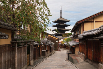 The five-storey Yasaka Pagoda of the Hokan-ji Temple Complex from Yasaka-dori on a sunny autumn day, Higashiyama, Kyoto, Japan