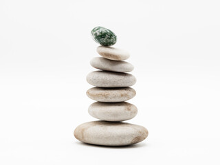 Montón de piedras de color apiladas, aislado sobre fondo blanco