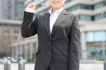 手元とスーツ姿の一部が写り凛とした印象を与える若手ビジネスパーソン