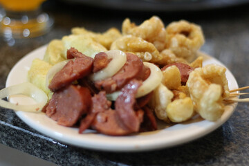 linguiça com torresmo