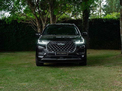 Symmetrical front view of a black Chery Tiggo 8 Pro SUV