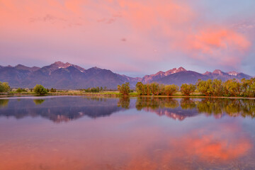 Obraz premium USA, Montana, Allentown. Evening light of Mission Mountains reflected in small pond.