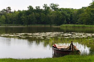 łódź przy brzegu jeziora
