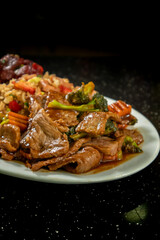 lomito con verduras y arroz