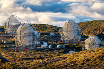 Moderne Teleskope auf dem Gipfel eines Berges oberhalb der Wolkendecke
