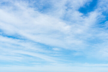 Obraz premium 6月の空 青空に薄雲が広がる05