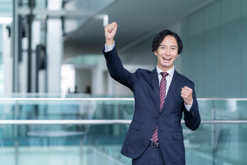 オフィスで働くビジネスマン