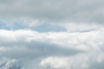 雨上がりに山の頂にかかる雲海01