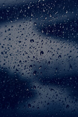 車の窓ガラスについた雨粒