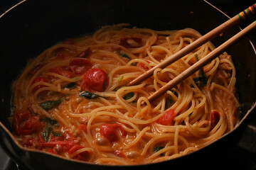 調理中のツナとミニトマトのパスタ
