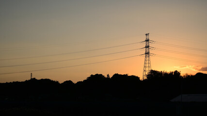 夕暮れの空と送電鉄塔