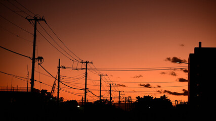 夕暮れの空と送電線