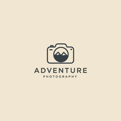 Stylized minimalist logo of a camera with mountain peaks inside, perfect for adventure photography branding. Clean, bold, and ideal for outdoor-themed businesses.