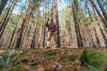 Obraz premium man using smart phone in the wild