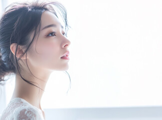 白い光に包まれる横顔の女性