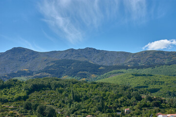 Obraz premium Panoramic views of the Bejar Mountains from Hervas, Caceres, showcasing the immensity of the Extremadura mountains