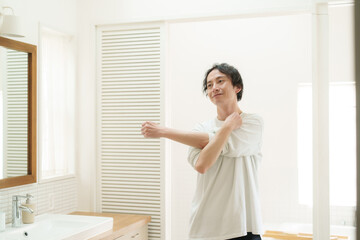 ストレッチをする男性