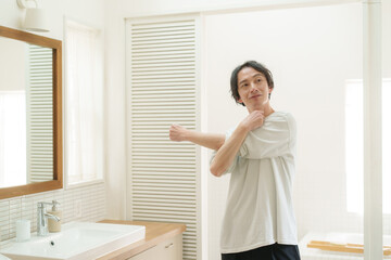 ストレッチをする男性