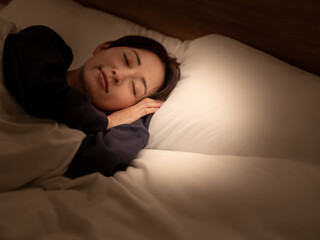 眠る女性　睡眠
