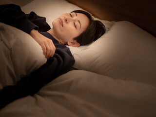 眠る女性　睡眠