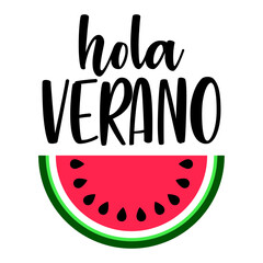 Concepto de vacaciones y viajes. Texto hola verano en español con rebanada de sandía © teracreonte