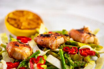 Calamari with salad and red peppers