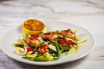 Calamari with salad and red peppers