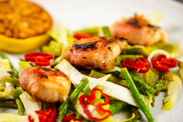 Calamari with salad and red peppers