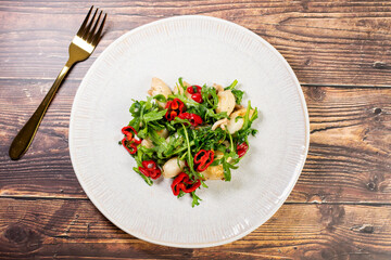 Calamari with salad and red peppers
