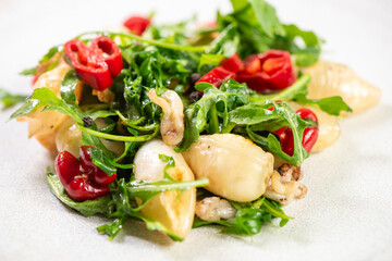 Calamari with salad and red peppers