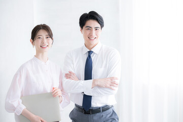 夏の涼しいオフィスカジュアルなビジネスシーン　夏のクールビズ