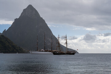 am Strand von St. Lucia mit Blick auf die Pitons