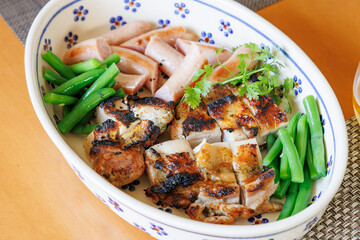 色鮮やかで美味しそうな鶏肉料理